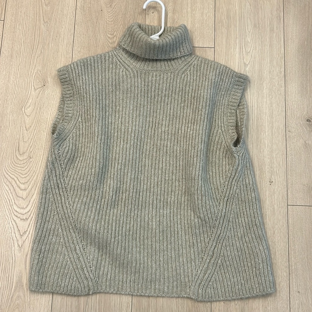 Zara turtleneck vest size Small
